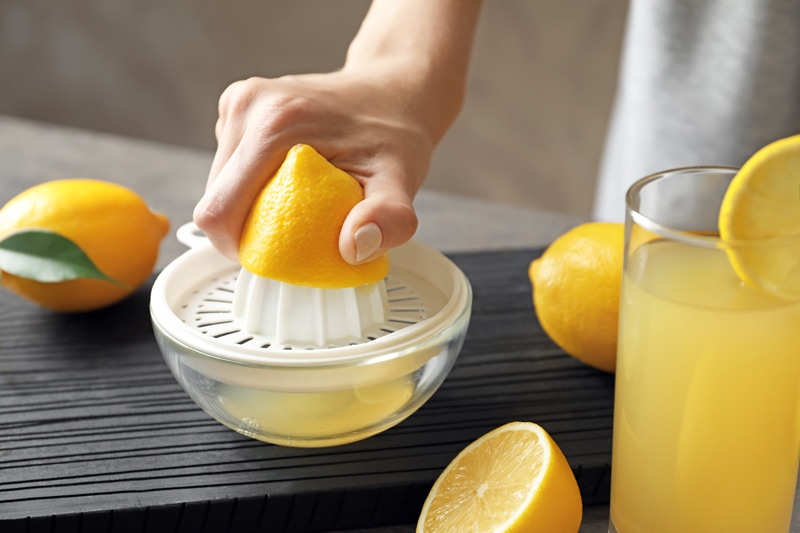 EASY TO USE ELECTRIC JUICER,SQUEEZES LEMONS,ORANGES,GRAPEFRUIT & OTHER  FRUITS