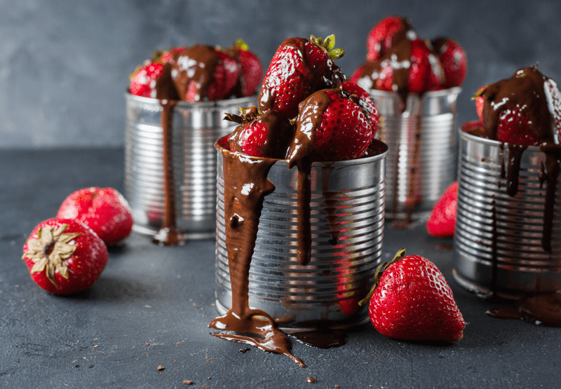 chocolate-sauce-on-strawberries
