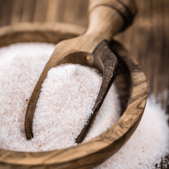 pink-Himalayan-salt-in-wooden-bowl