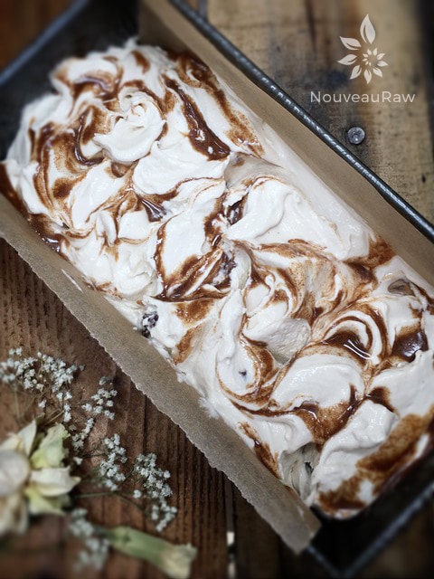 look at those swirls found in this raw vegan raw vegan Cinnamon Raisin Swirl Ice Cream 