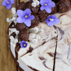 raw and vegan White Chocolate Caramel Cheesecake