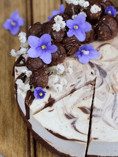 raw and vegan White Chocolate Caramel Cheesecake