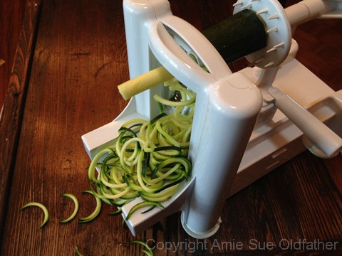 making zucchini noodles