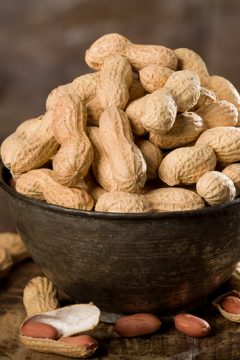 fresh-peanuts-on-wooden-table