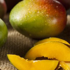 sliced-mango-on-table
