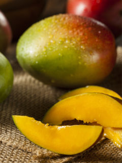 sliced-mango-on-table