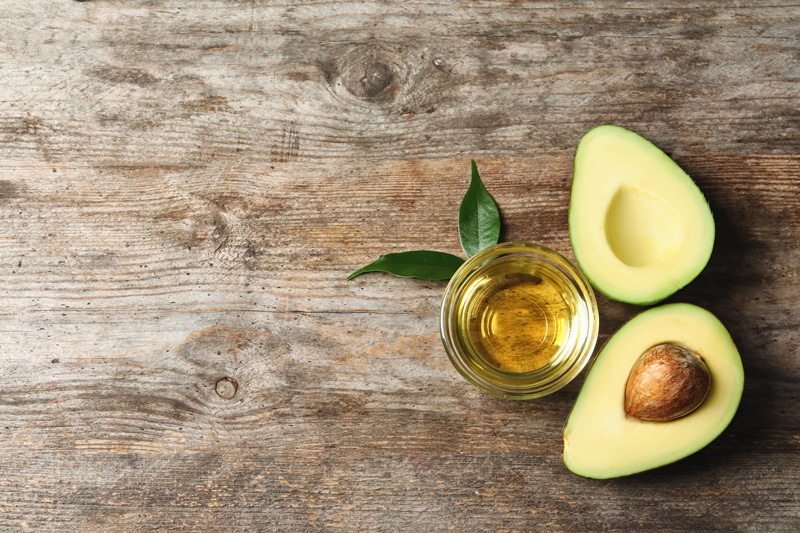 avocado-oil-on-wooden-background