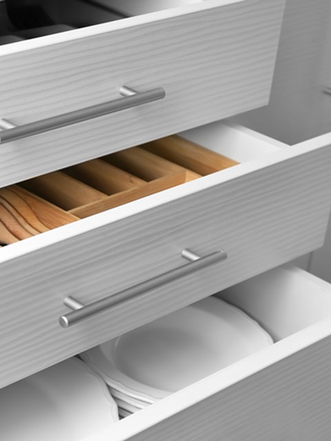 https://nouveauraw.com/wp-content/uploads/2018/02/organizing-the-kitchen-drawers-1.jpg