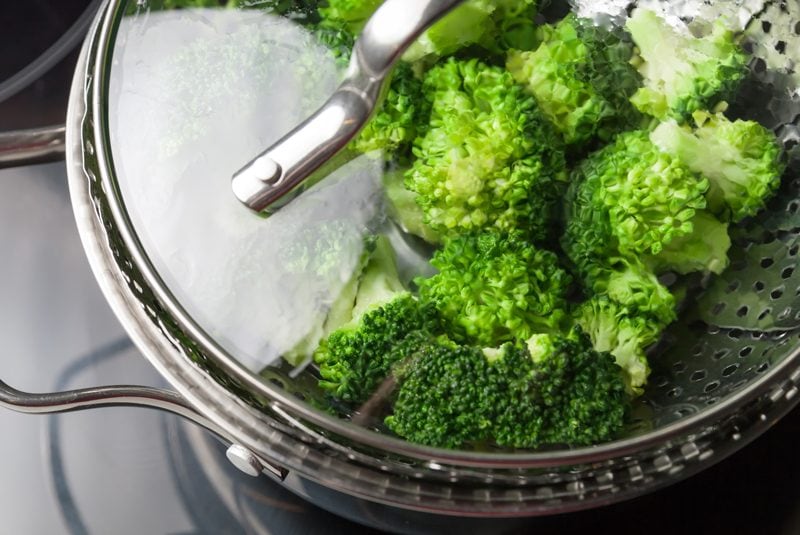 steaming-broccoli-on-the-stove