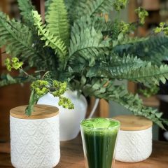 Apple-Spinach-Juice on a wooden table