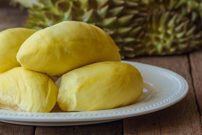 Durian-pod-flesh-on-a-wooden-table