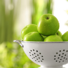 close-up-green-apples-on-table