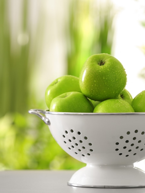 close-up-green-apples-on-table