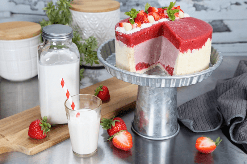 Strawberry-Jam-Cheesecake-with-slice-missing