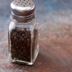 dried-black-pepper-in-shaker-F